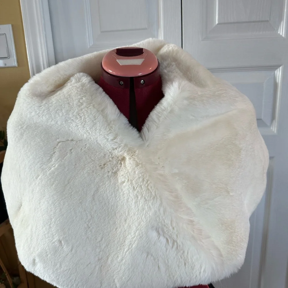 Vince Camuto Cape - Picture 4 of 5